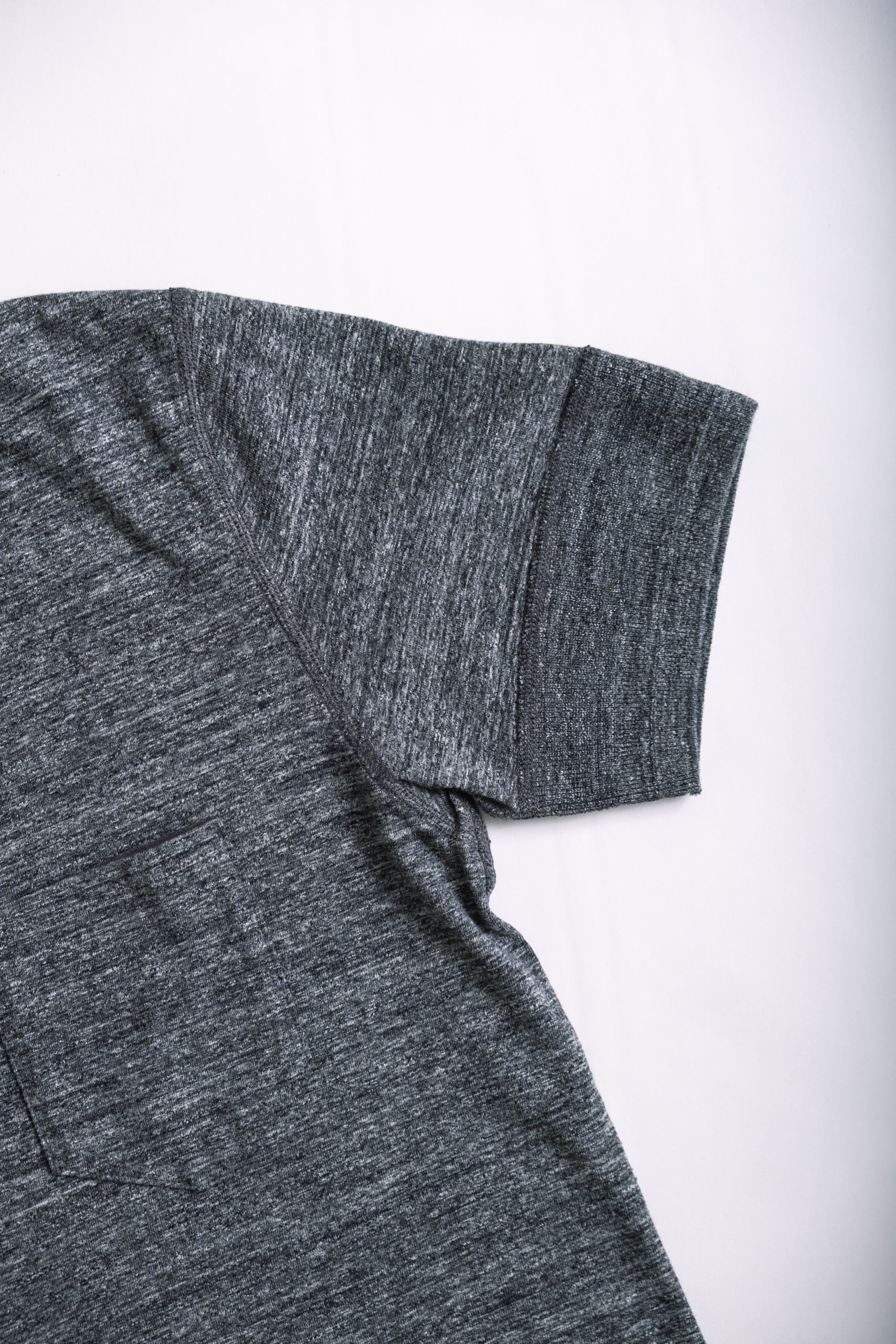 RIB CUFF POCKET T - DK HEATHER GREY