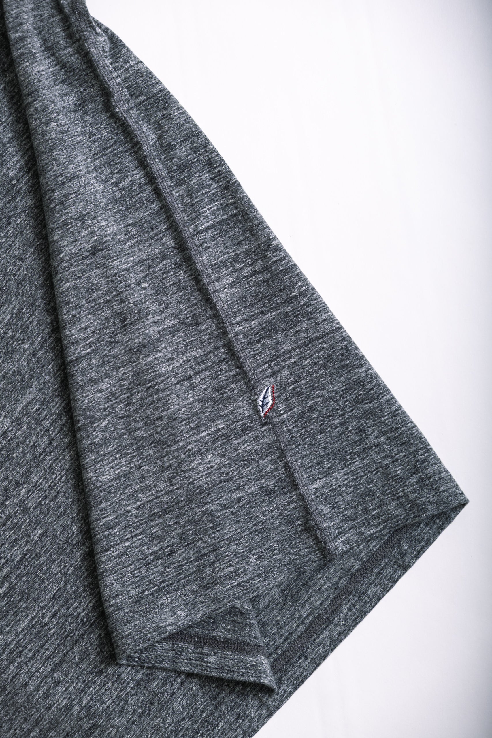 RIB CUFF POCKET T - DK HEATHER GREY