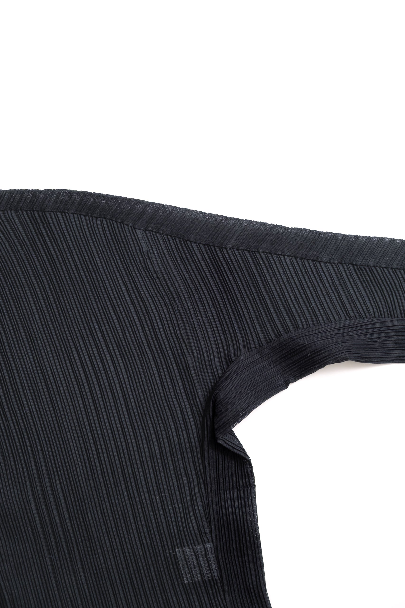 ORCUS PLEATED TOP - BLACK