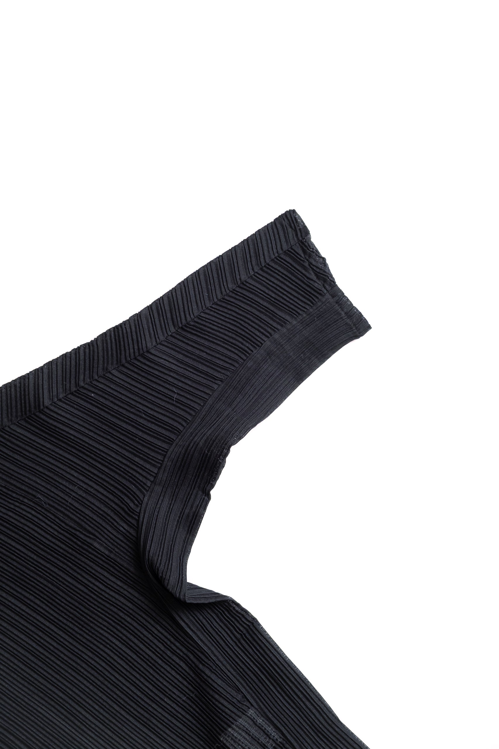 ORCUS PLEATED TOP - BLACK